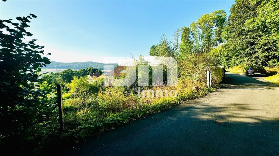 Traumhaft schönes Grundstück in hervorragender Wohnlage mit Panoramablick - Straßenansicht